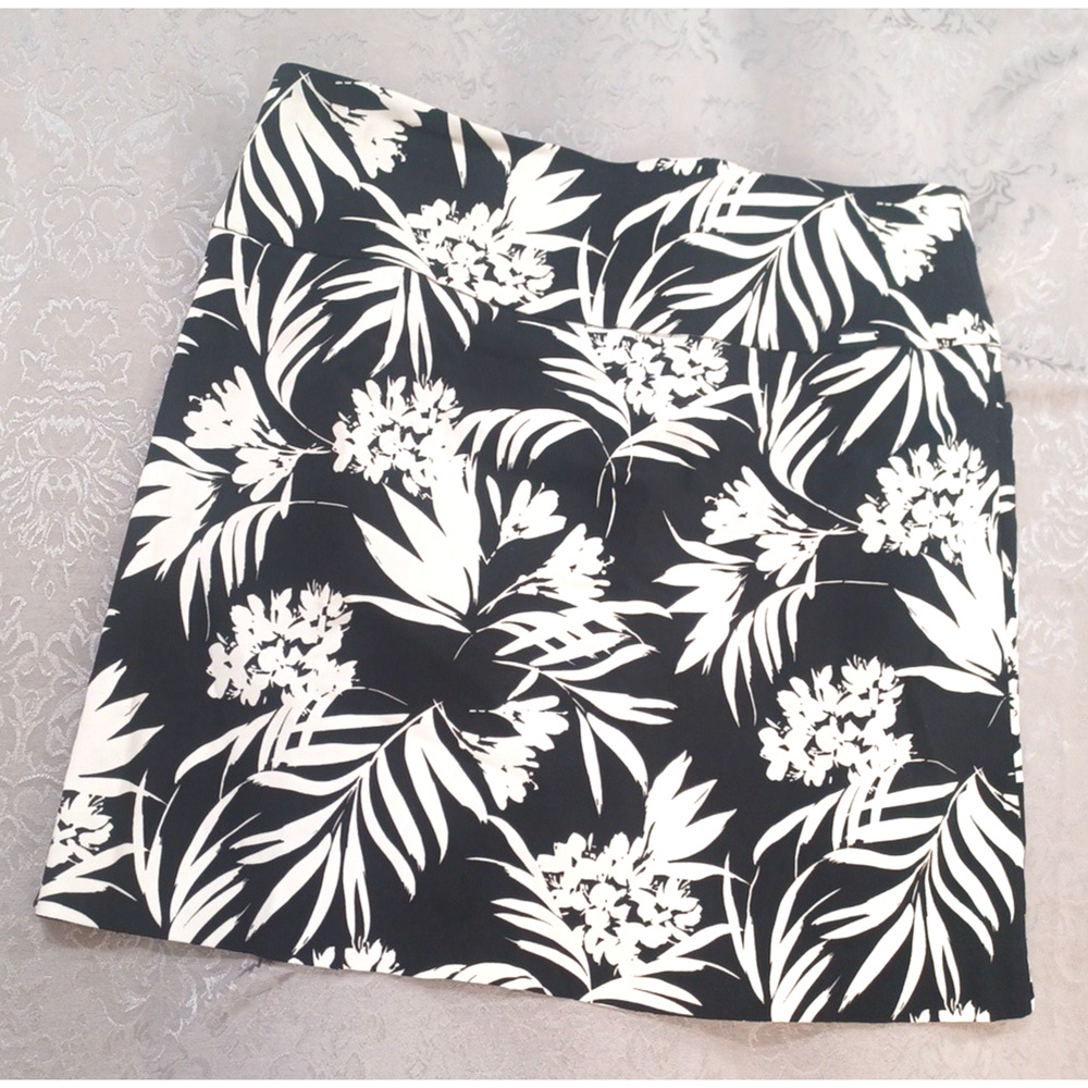 SC & Co Womens Skort Sz L Floral Active Pockets Stretch Black White *READ